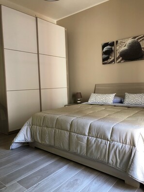 2 quartos, ferros/tábuas de passar roupa, Wi-Fi, roupa de cama