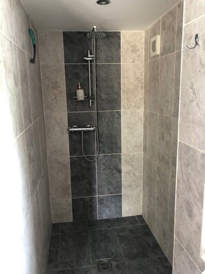 Dusche, Haartrockner, Handtücher, Seife