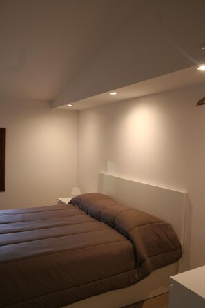 3 bedrooms, iron/ironing board, travel cot, free WiFi
