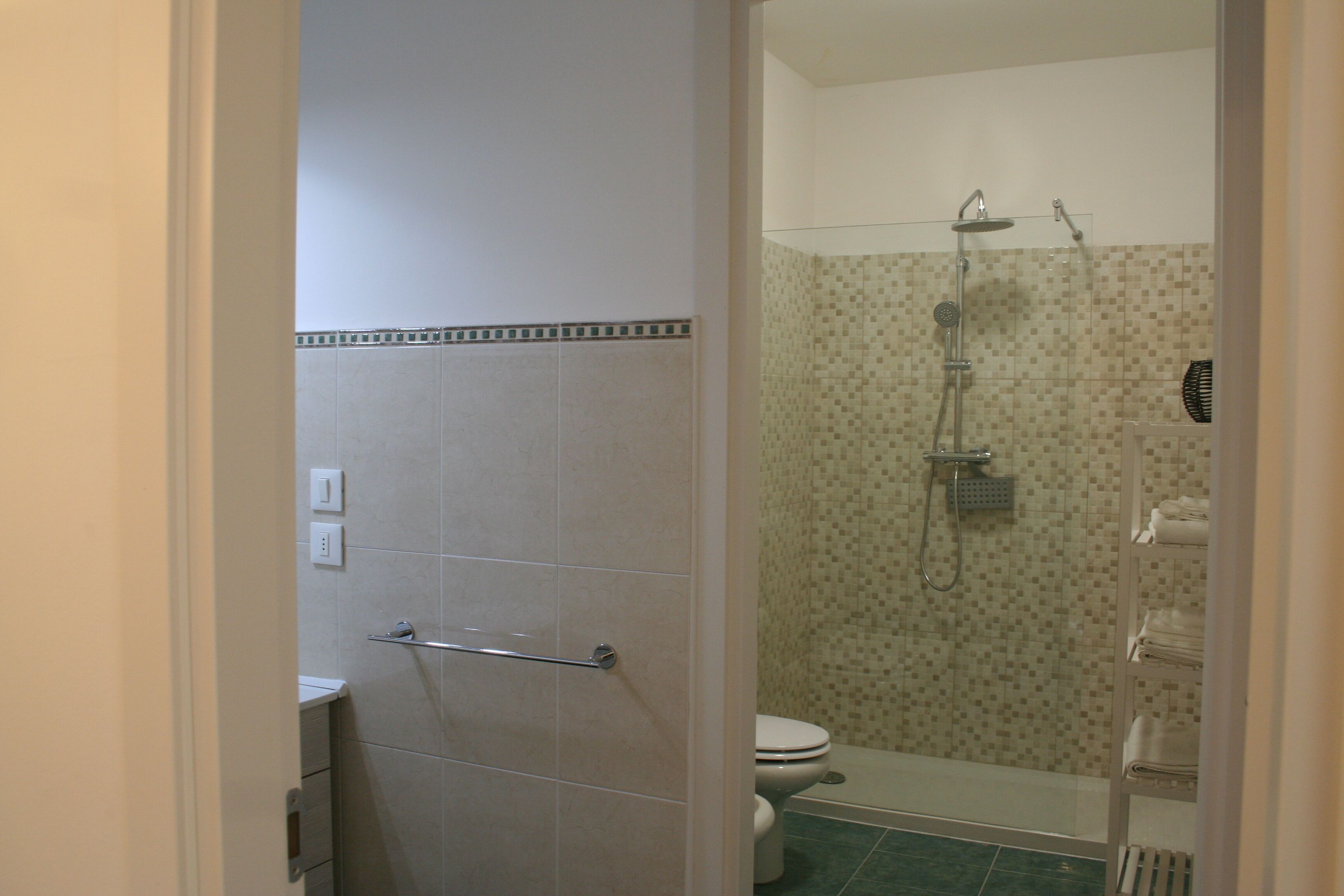 Dusche, Haartrockner, Bidet, Handtücher