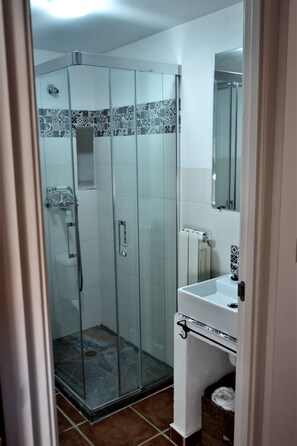 Bathroom shower - Casa del Arrabal de Montefrío (Montefrio)