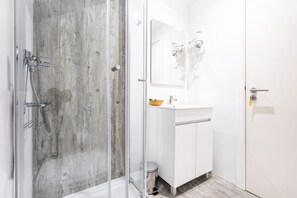 Dusche, Haartrockner, Handtücher, Seife