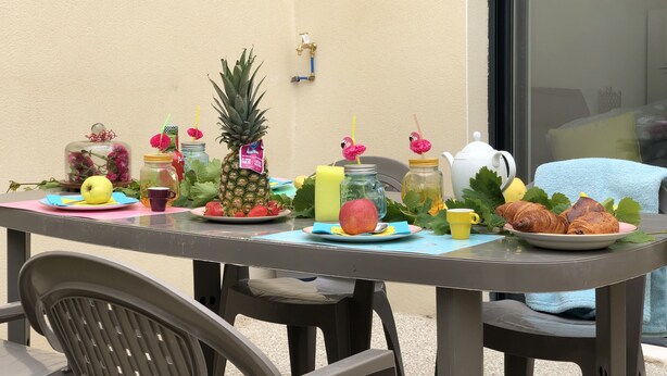 A table set with fruits, drinks, and pastries, suggesting a breakfast or snack setup. - House "Ile d'Aix" adapted PMR single center Rochefort (Rochefort)