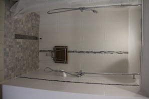 Ducha, secador de pelo, toallas y jabón