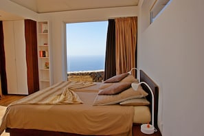2 chambres, coffres-forts dans les chambres, fer et planche Ă repasser