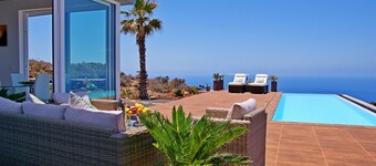 Außergewöhnliche Architekten-Villa mit traumhaften Meerblick und Infinity-Pool