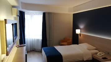 Minibar, caja de seguridad en la habitación y escritorio