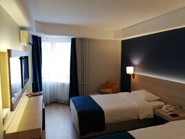 Minibar, in-room safe, desk, iron/ironing board