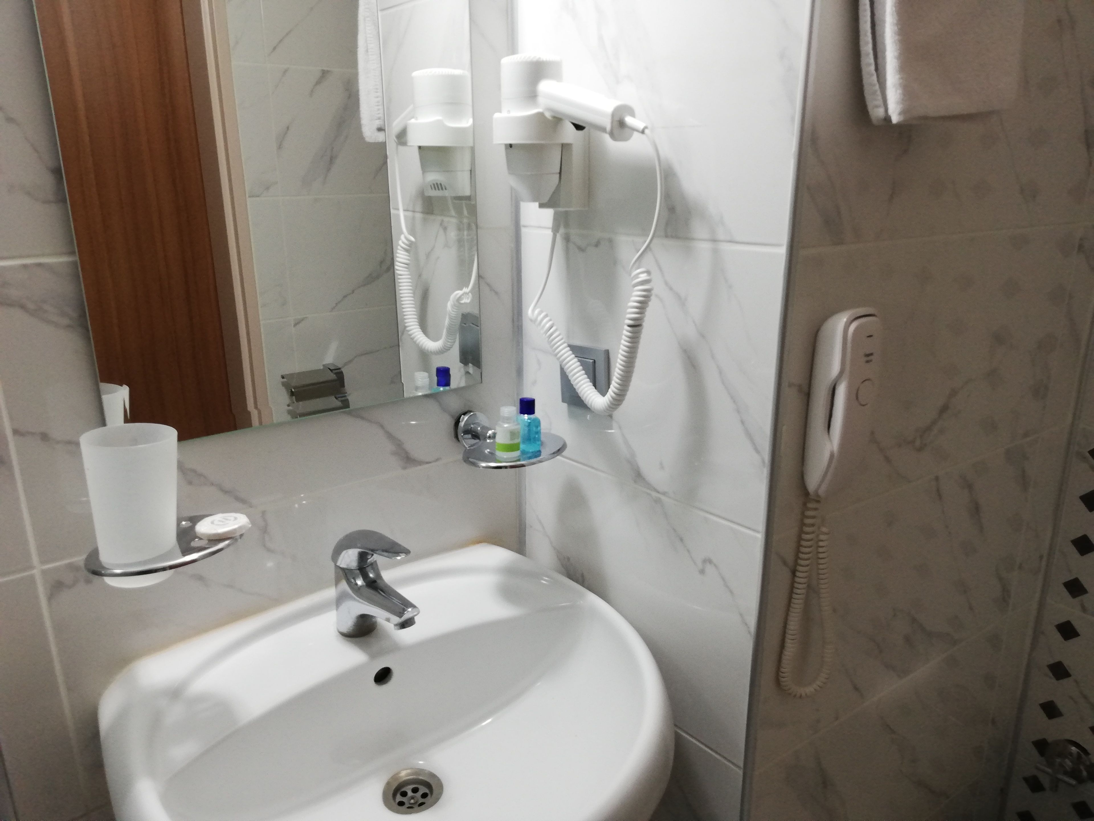 standard twin room, non smoking | bathroom sink