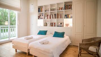 6 bedrooms, iron/ironing board, WiFi, bed sheets