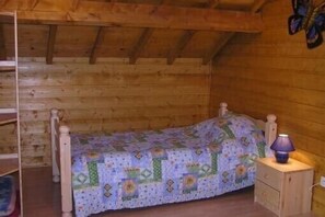 3 bedrooms, desk, iron/ironing board, travel cot - Comfortable waterside chalet with private pond fishing in the Morvan. (Moux-En-Morvan)