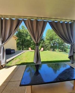 Outdoor dining - Charming residence in the heart of green Provence (Bras)