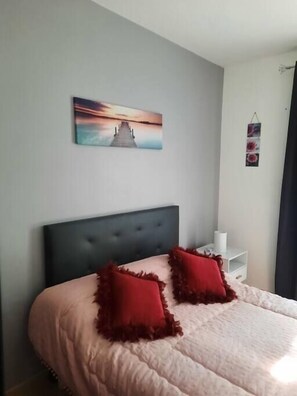 2 chambres, bureau, fer et planche à repasser, accès au Wi-Fi (inclus)