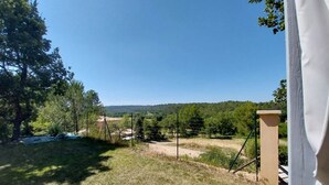 A view of a grassy area with trees and a clear sky. - Charming residence in the heart of green Provence (Bras)