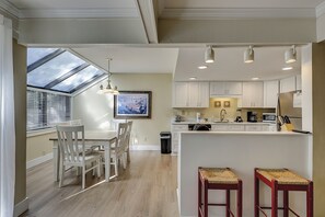 Geladeira, micro-ondas, cooktop, lava-louças