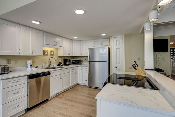 Refrigerador, microondas, parrilla de estufa y lavavajillas 