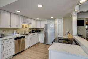 ثلاجة، ميكروويف، موقد طهي مسطح، غسالة أطباق