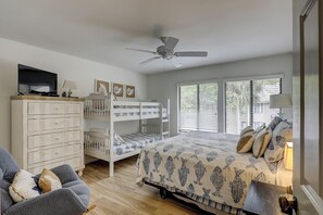 2 bedrooms, iron/ironing board, internet, bed sheets