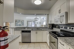 Fridge, microwave, stovetop, dishwasher