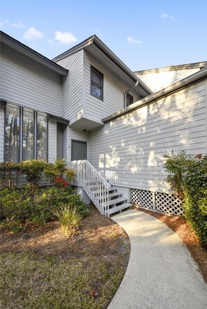 Exterior - Sunset Rentals | Ocean Breeze 9 | Dog Friendly (Hilton Head Island)