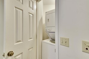 Interior - Sunset Rentals | Ocean Breeze 9 | Dog Friendly (Hilton Head Island)