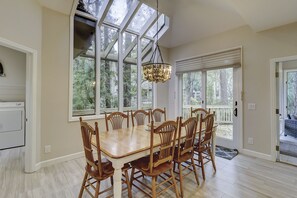 Dining - Sunset Rentals | Mooring Buoy 175 (Hilton Head Island)
