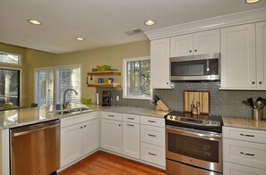 Fridge, microwave, stovetop, dishwasher