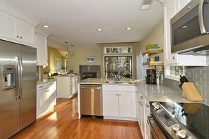 Fridge, microwave, stovetop, dishwasher - Sunset Rentals | Gloucester 79 (Hilton Head Island)