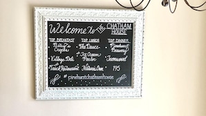 Tavle med forslag til morgenmad, frokost og aftensmad på Chatham House.