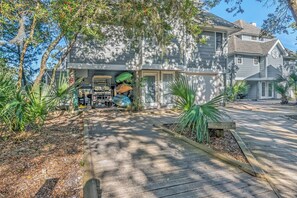 Exterior - Marsh views, walking distance to oldest lighthouse in NC (Bald Head Island)
