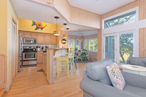 Interior - Marsh views, walking distance to oldest lighthouse in NC (Bald Head Island)