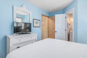 4 bedrooms, iron/ironing board, free WiFi, bed sheets - Marsh views, walking distance to oldest lighthouse in NC (Bald Head Island)