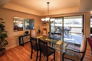 Dining - Sunset Rentals | Fazio 4 (Hilton Head)