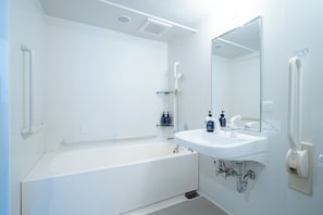 Standardzimmer, 2 Einzelbetten, barrierefrei | Badezimmer | Duschwanne, Hausschuhe, Handtücher