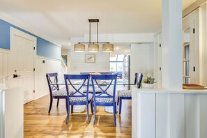 Dining - Sunset Rentals | Beachwalk 109 (Hilton Head Island)