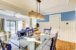 Dining - Sunset Rentals | Beachwalk 109 (Hilton Head Island)