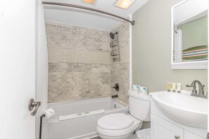 Combined shower/tub, hair dryer, towels, shampoo - Palace 1404 (Myrtle Beach)