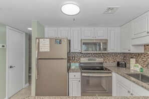 Réfrigérateur grande capacité avec congélateur, four à micro-ondes