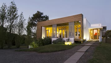 Vista frontal de la propiedad
