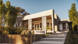 A modern house with a wooden deck leading to the entrance. - Posada Arenas de José Ignacio (José Ignacio)