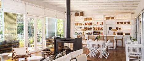 Caja fuerte, tabla de planchar con plancha, wifi gratis y ropa de cama