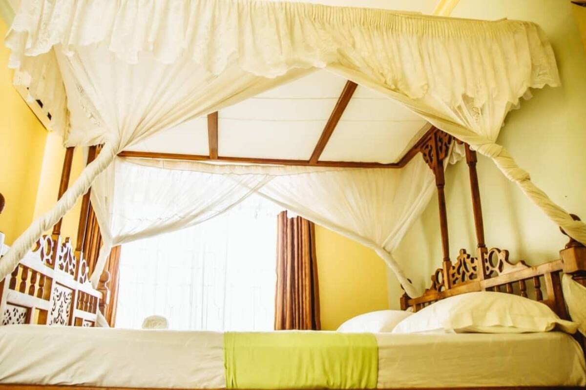 Kahden hengen huone | Ylelliset vuodevaatteet, työpöytä, vuodevaatteet