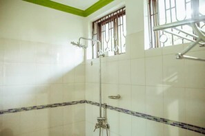 Erillinen kylpyamme ja suihku, syvä kylpyamme, sadesuihkupää, pyyhkeet