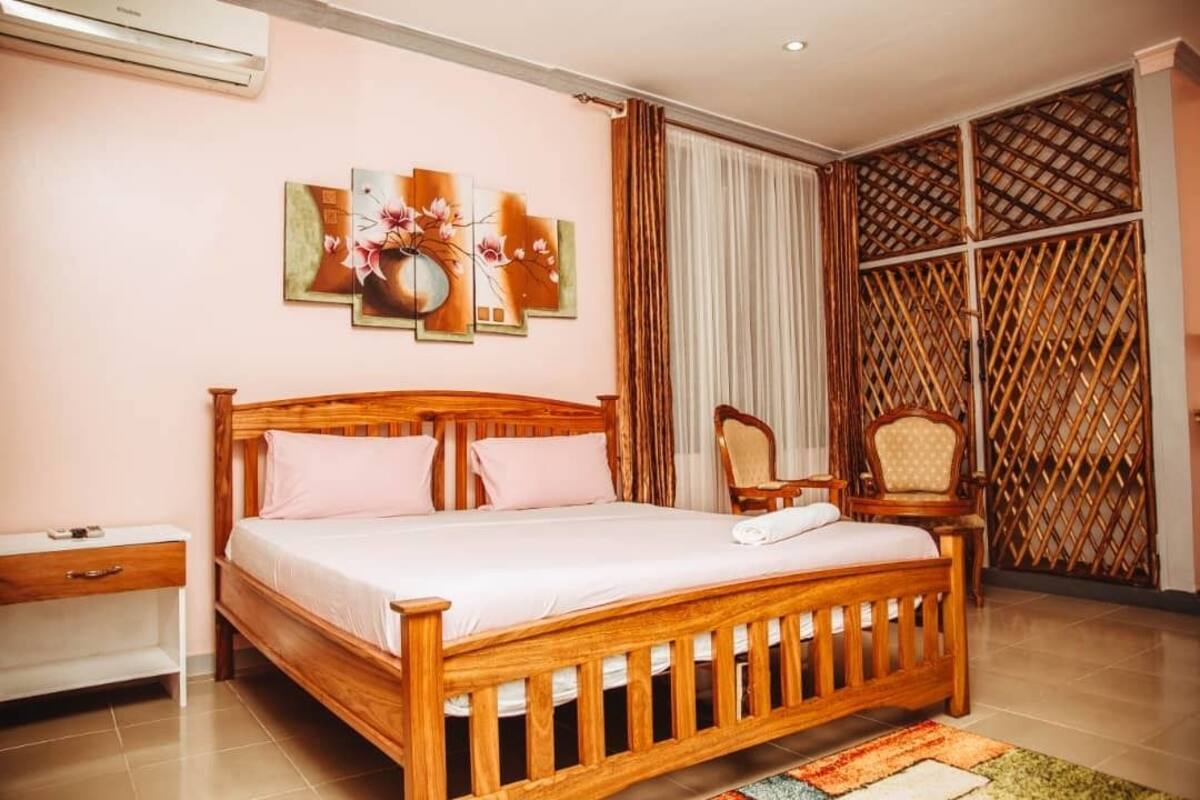 Deluxe-huone | Ylelliset vuodevaatteet, työpöytä, vuodevaatteet