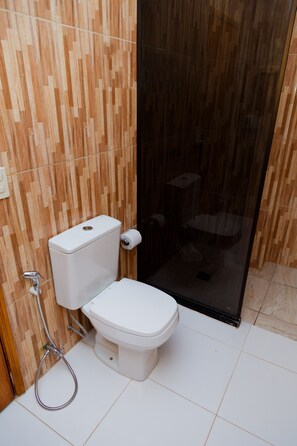 Shower, rainfall showerhead, free toiletries, towels