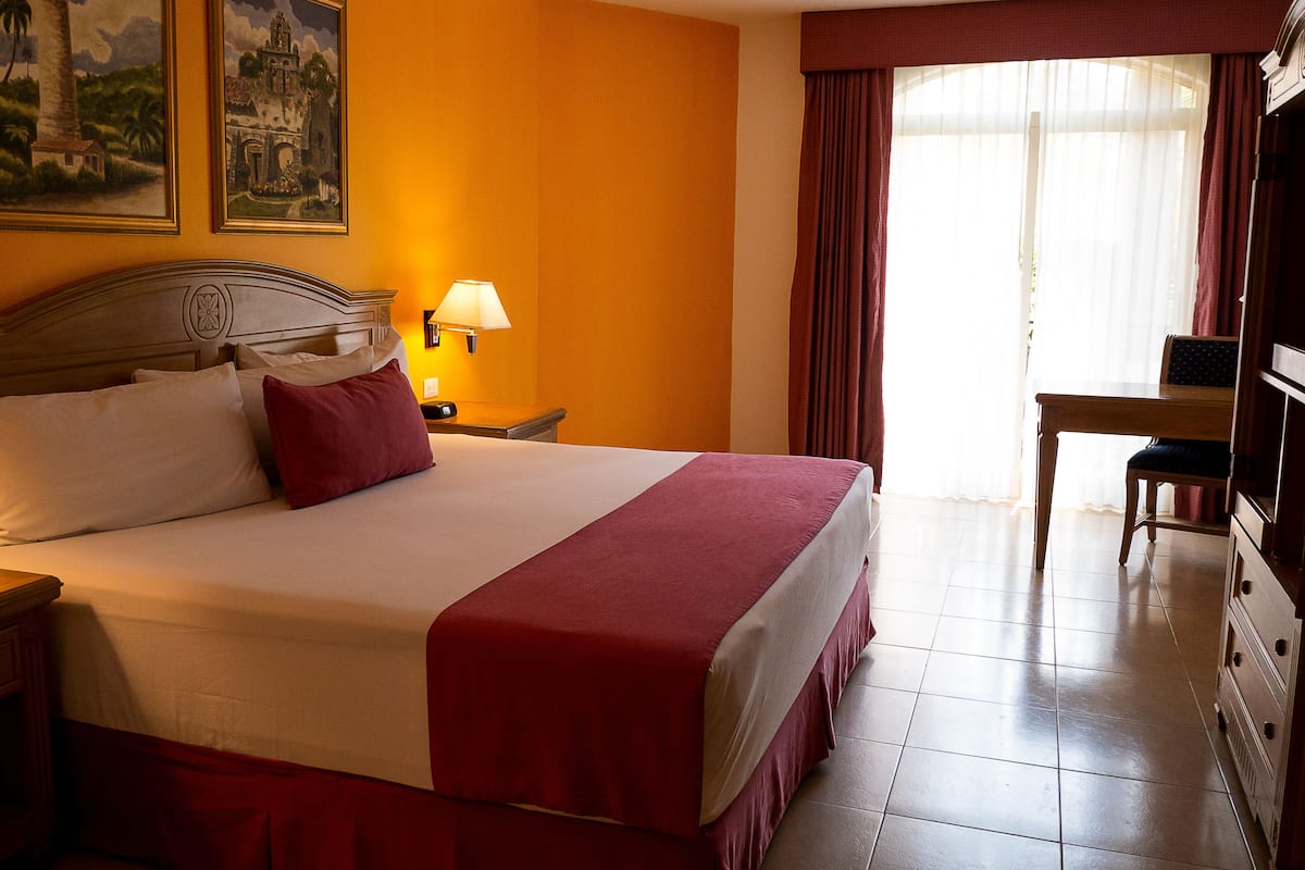 Habitación estándar, 1 cama King size, con acceso para personas discapacitadas, vista a la alberca | 1 habitación, caja de seguridad en la habitación y muebles diferentes