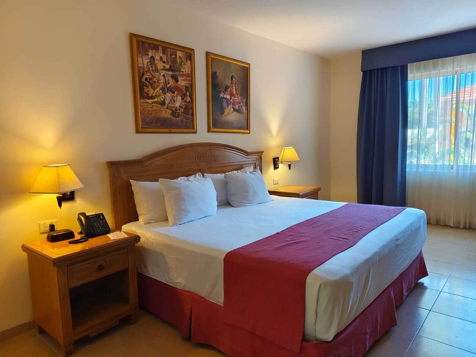 Safe på rommet, individuelt innredet, skrivebord og blendingsgardiner