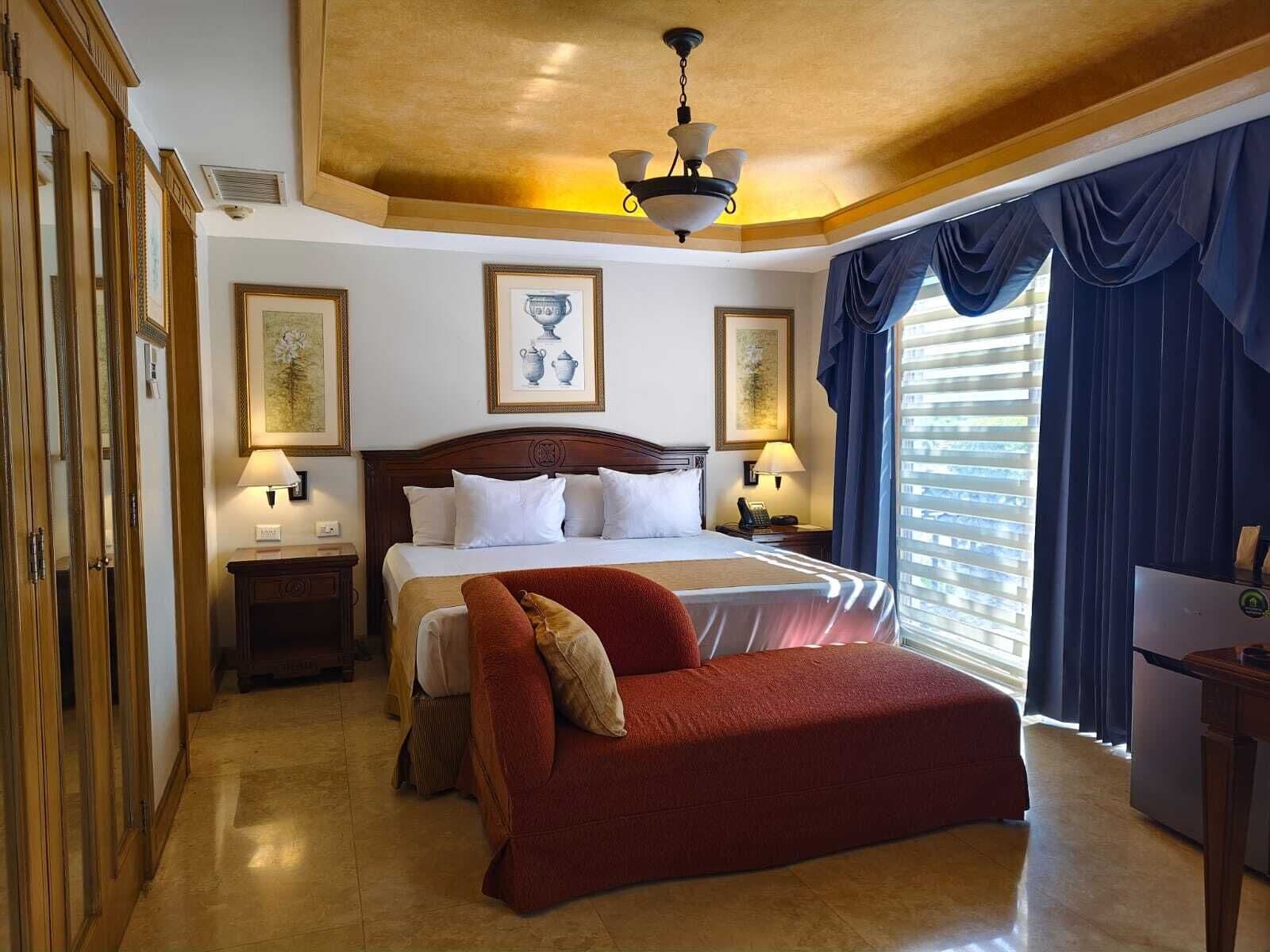 Suite – executive, 1 kingsize-seng, ikke-røyk, bassengutsikt | Safe på rommet, individuelt innredet, skrivebord og blendingsgardiner