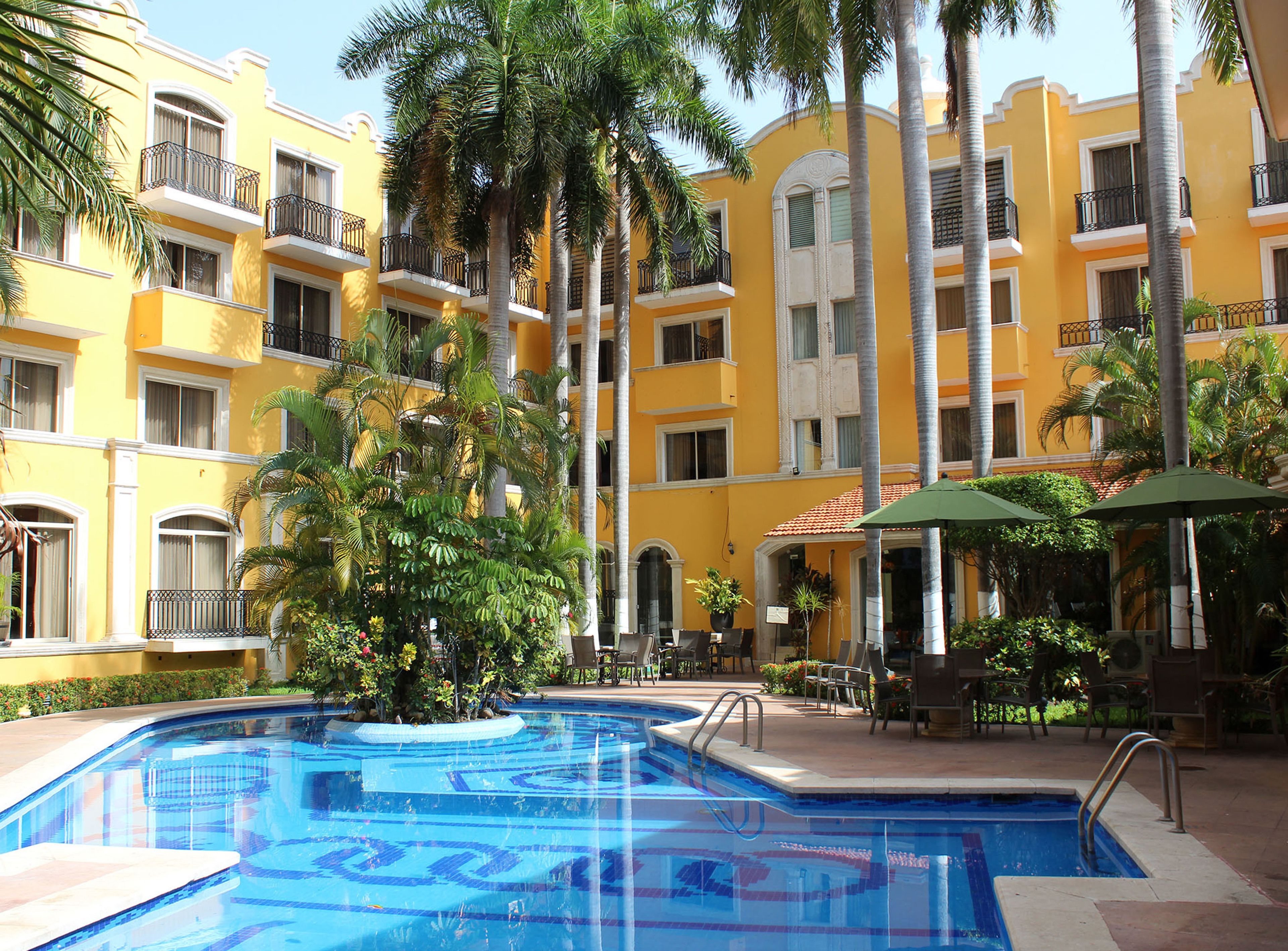 outdoor pool, open 9:00 am to 9:00 pm, pool loungers