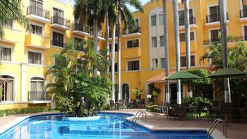 Außenpool, geöffnet von 09:00 Uhr bis 21:00 Uhr, Liegestühle